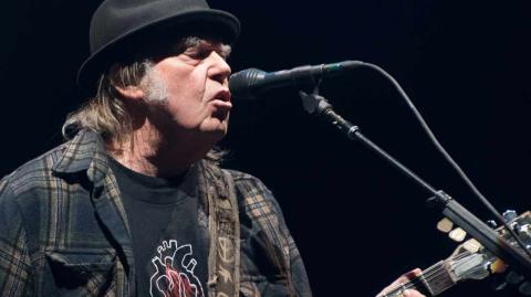 El músico canadiense Neil Young ha anunciado que realizará pequeñas transmisiones musicales desde su hogar. Foto: AFP