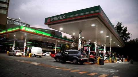  Los precios al consumidor de gasolinas han bajado en 13.8% en lo que va de marzo, lo que significa una reducción de 2.7 pesos por litro en el caso de la gasolina regular.