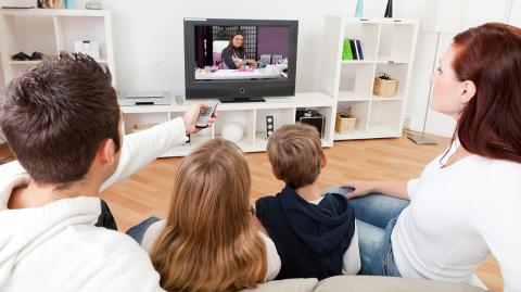 FAMILIA VIENDO TV