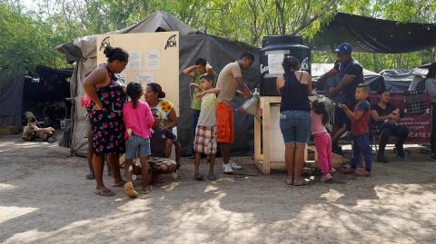 En caso de sospecha, los migrantes recibirán instrucciones de permanecer en sus tiendas de campaña mientras se envían las pruebas a Ciudad de México para su procesamiento.