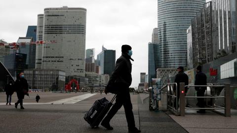 La Autoridad Bancaria Europea o ABE indicó que falta coordinación entre los países comunitarios para luchar contra los fraudes fiscales. En la imagen, un hombre circula en las inmediaciones de esta institución. Foto: Reuters.