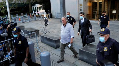 Steve Bannon al salir de un juzgado federal en Nueva York. Foto: Reuters