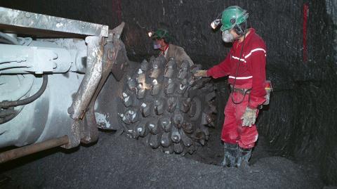 FRESNILLO, ZACATECAS 21DICIEMBRE2003.- El Minero Continuo, una moderna m‡quina que hace el trabajo de decenas de hombres, avanza en la Mina de Proa–o, primera productora de plata refinada en el mundo. A 695 metros de profundidad, la m‡quina avanza 12 metros al d’a, lo que permite triplicar la produccion.FOTO: Pedro Valtierra/CUARTOSCURO.COM