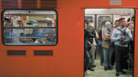 Nuevas formas de viajar. Los sistemas de transporte colectivo adoptaron medidas para reducir la posibilidad de contagio entre viajeros y conductores. La modalidad de trabajo en casa efectó la cantidad de pasajeros transportados al día. Foto EE: Daniel Sánchez