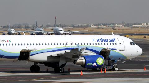 An Interjet Airbus A320-214 aircraft sits on the tarmac at Benito Juarez International Airport in Mexico City, Mexico January 10, 2018. Picture taken January 10, 2018. REUTERS/Daniel Becerril