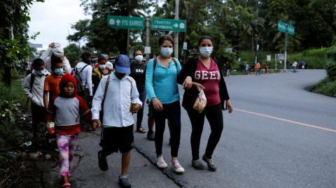 Migrantes procedentes de Honduras avanzan sobre territorio de Guatemala, rumbo a México.