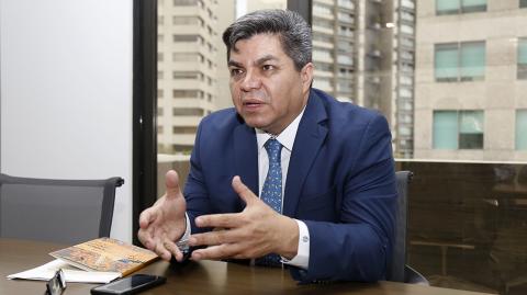 El investigador y litigante Eliseo Rosales presentó su nuevo libro “Ley general de responsabilidades administrativas comentada. Análisis doctrinario y jurisprudencial”, editado por Tirant. Foto. EE: Hugo Salazar