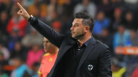 Antonio Mohamed coach of Pachuca gives instructions during the game against Monterrey during the Mexican Clausura 2016 Tournament at the Hidalgo stadium on January 30, 2016, in Pachuca, Mexico. AFP PHOTO/MARIA CALLS / AFP / MARIA CALLS