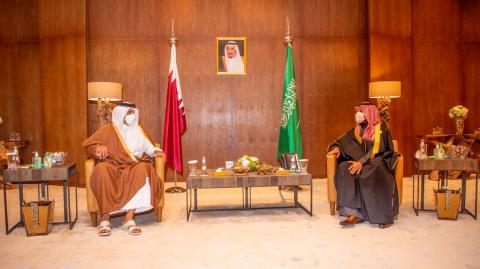 El príncipe heredero de Arabia Saudita, Mohammed bin Salman, se reúne con el emir Sheikh Tamim bin Hamad al-Thani de Catar durante la 41 Cumbre del Consejo de Cooperación del Golfo (CCG) en Al-Ula, Arabia Saudita. Foto: Reuters