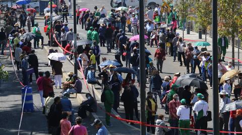 El gobierno de la CDMX comenzó este miércoles a aplicar dosis de la vacuna Sputnik V a adultos mayores en Iztacalco, Xochimilco y Tláhuac. Foto EE: Rosario Servin