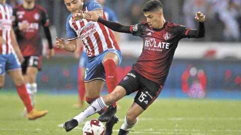 GUADALAJARA, JALISCO, 07MARZO2020.- Alexis Vega jugador de Chivas disputa un bal�n con el contrario Diego Barbosa de Atlas, esto en partido correspondiente a la Jornada 9 del Torneo Clausura 2020 de la Liga MX, en donde se enfrentan los Zorros del Atlas