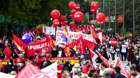 Con mascarillas y observando la distancia social, los manifestantes desfilaron por las calles de Madrid y otras ciudades de España para exigir que se cumplan los compromisos en materia laboral. Foto: Reuters