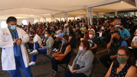 Este miércoles 19 de mayo inició la vacunación de personas de 50 a 59 años de edad en las alcaldías Iztapalapa, Iztacalco, Xochimilco y Tláhuac. Foto EE: Rosario Servin