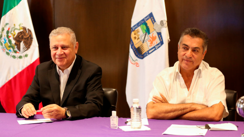 El gobernador de Nuevo León, Jaime Rodríguez Calderón, acompañado por el el secretario de Economía y Trabajo estatal, Roberto Russildi Montellano. Foto EE: Cortesía Twitter @JaimeRdzNL 