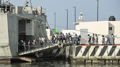 Mexican Navy personnel load sacks of food and medicines onto the ARM Papaloapan (A-411) ship as part of the Mexican government's aid for Cuba, at a dock in Veracruz, Mexico July 22, 2021. REUTERS/Yahir Ceballos