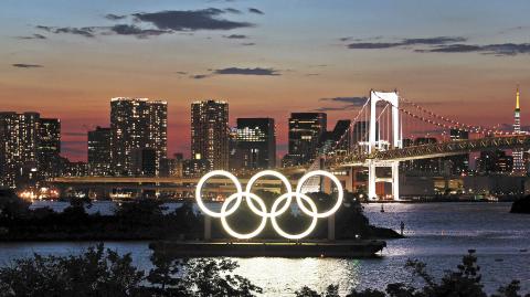 The Olympic Rings are seen in front of the skyline during sunset one night ahead of the official opening of the Tokyo 2020 Olympic Games in Tokyo, Japan, July 22, 2021.   REUTERS/Kai Pfaffenbach     TPX IMAGES OF THE DAY