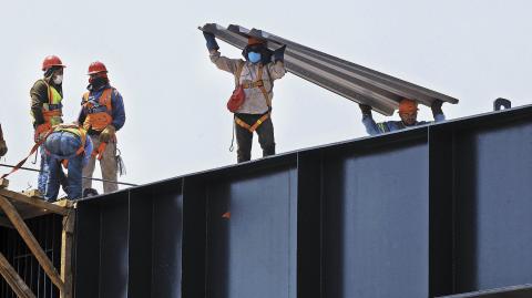 Los ingresos laborales de trabajadores subordinados son los que más han caído. Foto EE: Hugo Salazar