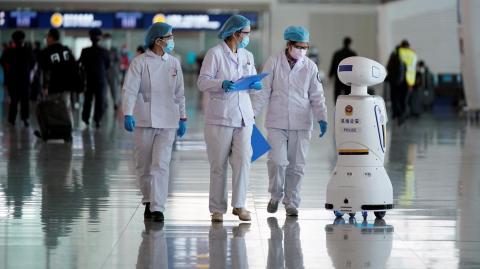 Los robots se han incorporado en muchos hospitales en medio de la pandemia. Foto: Reuters