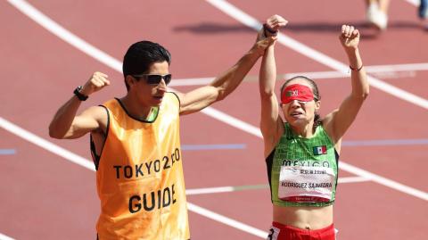 Mónica Olivia Rodríguez y su guía Kevin Aguilar terminaron en primer lugar en la final de los 1500m femenil T11