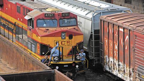 SAN LUIS POTOS�c, SAN LUIS POTOS�c, 07MAYO2015.- La Antigua Estación de Ferrocarril ubicada en la calle de Manuel José Othón y Universidad en el estado de San Luis Potosí, que ahora funciona como paso del tren donde se encuentra el patio de maniobras dando servicio de mantenimiento a la maquinaria y a los vagones de este el cual pertenece a la empresa Kansas City.FOTO: ADRIANA ALVAREZ /CUARTOSCURO.COM