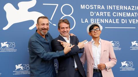 Director de "La caja", Lorenzo Vigas con los actores Hernan Mendoza y Hatzin Navarrete en el Festival de Venecia. Foto: Reuters