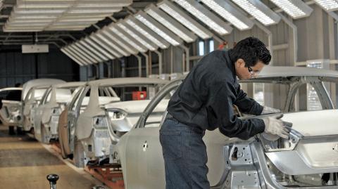 An employee works on the assembly line at the Volkswagen (VW) automobile manufacturing factory in Puebla August 12, 2010. Puebla, which will manufacture over half a million vehicles every year, is VW's largest factory in the Americas and one of the largest worldwide.  REUTERS/Imelda Medina (MEXICO - Tags: TRANSPORT BUSINESS)