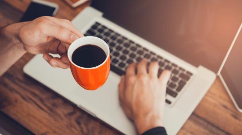 El 40% de quienes consumen café lo hace para hacer pausas en la jornada de trabajo. Foto: Shutterstock