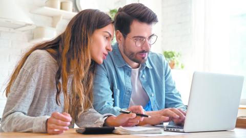 Focused,Young,Couple,Calculating,Bills,,Discussing,Planning,Budget,Together,,Serious