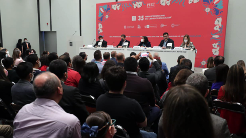 Lorenzo Córdova, presidente del INE y el magistrado Reyes Rodríguez, presidente del TEPJF, acudieron a la Feria Internacional del Libro de Guadalajara, para la presentación del libro La reelección en México. El nuevo reto democrático. Foto EE: Cortesía / Twitter @TEPJF_informa