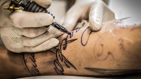 La discriminación laboral por usar tatuajes tiene multas de hasta 448,100 pesos. Foto: Shutterstock