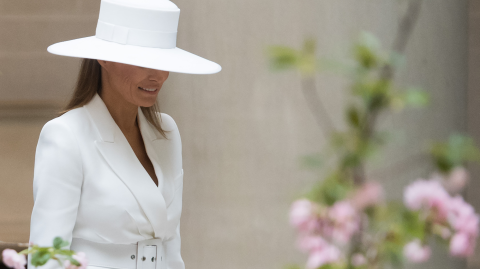 Melania Trump subastará un famoso sombrero blanco que usó en 2018, una acuarela y una obra digital NFT. Foto: AFP