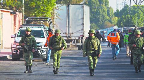 CIUDAD DE M�XICO, 07FEBRERO2019.- Elementos del Ejercito hallaron una toma clandestina para robar hidrocarburo de la red de abasto de Pemex en un mercado, ubicado en la calle de Canal del Desfogue esquina con Manuel Buenrostro de la colonia El Coyol, en