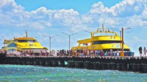 Holiday-makers descend from ferry boats coming from the Island of Cozumel at Playa del Carmen Port in Playa del Carmen, Mexico March 3, 2018. REUTERS/Francisco Galvez NO RESALES. NO ARCHIVES-NARCH/NARCH30