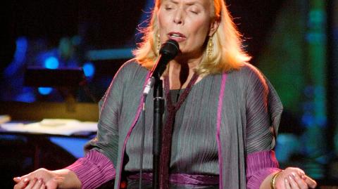 Joni Mitchell, la cantante de Big Yellow Taxi, afirmó que apoya a Young, quien se enfrentó a Spotify por el polémico podcast de Joe Rogan. Foto: Reuters