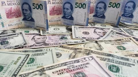 Para el resto de la jornada, se espera que el peso oscile en un rango de 20.65 a 20.92 por dólar