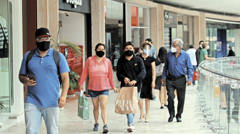 CIUDAD DE M…XICO, 08JULIO2020.- Tras m·s de tres meses de cierre debido a la crisis por Covid-19, los centros comerciales reabrieron sus puertas tras la entrada en sem·foro epidemiolÛgico naranja. Armados con termÛmetro, gel antibacterial y cubrebocas con careta, los encargados de las tiendas comienzan a atender a un 30 por ciento de su capacidad y en un horario de 11  a 17:00 hrs. FOTO: GALO CA—AS /CUARTOSCURO.COM