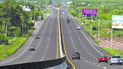 La ampliación de este tramo carretero comenzó en marzo del 2011