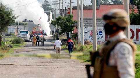 Elementos de la Guardia Nacional, Personal de Protección Civil y Seguridad de Pemex controlaron fuga de gas registrada en un ducto por supuesta toma clandestina en la colonia San Jacinto en Amozoc. Foto: Cuartoscuro  