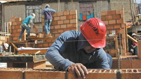 CIUDAD DE M�?XICO, 15OCTUBRE2017.- Miguel ��ngel Mancera, jefe de gobierno de la Ciudad de México, acudió a la zona de Santa Rosa Xochiac, delegación ��lvaro Obregón para verificar la construcción de viviendas antisísmicas tras los derrumbes consecuencia del temblor del pasado 19 de septiembre.FOTO: GALO CA�?AS /CUARTOSCURO.COM