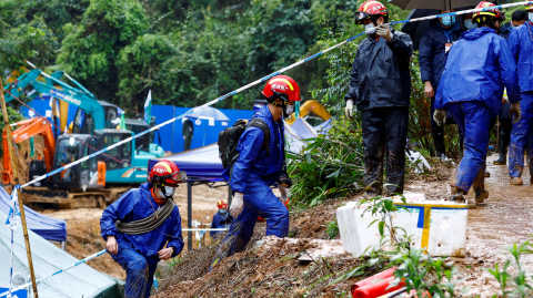 Rescatistas trabajan en el lugar donde se estrelló un avión Boeing 737-800 de China Eastern Airlines. Foto: Reuters.