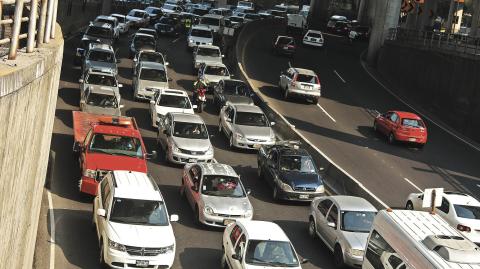 22ENERO2014.- Intenso transito vehicular ocasiono el cierre de carriles centrales de periferico debido a la ruptura de una tuberia de agua. El jefe de gobierno autorizo la cancelacion del pago de peaje del segundo piso hasta que se restablesca la reparacion del boquete.