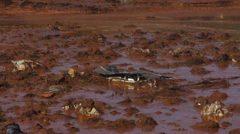 Escombros de una casa que se cubrió con lodo después de que una represa propiedad de Vale SA y BHP Billiton Ltd estalló en Brasil, el 6 de noviembre de 2015. Foto: Reuters.