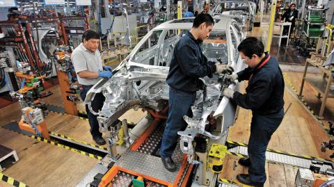 Employees work on the assembly line on the Jetta Bicentennial at the Volkswagen (VW) automobile manufacturing factory in Puebla August 12, 2010. Puebla, which will manufacture over half a million vehicles every year, is VW's largest factory in the Americas and one of the largest worldwide.  REUTERS/Imelda Medina (MEXICO - Tags: TRANSPORT BUSINESS)