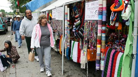 MƒXICO, D.F., 07SEPTIEMBRE2008.- Algunos de los puestos ambulantes que ocupan la acera del Jardin Hidalgo del centro de la Delegaci—n Coyoac‡n, lo cual ocasiona molestias entre algunos vecinos, quienes exigen que las autoridades terminen con el comercio informal en la zona. FOTO: ISAAC ESQUIVEL/CUARTOSCURO.COM