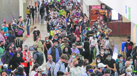 Cientos de capitalinos realizaron varias filas antes de abordar sus vuelos para pasar las vacaciones de Semana Santa fuera de la ciudad, en el Aeropuerto Internacional de la Ciudad de M�xico (AICM)