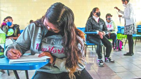 CIUDAD DE M…XICO, 07JUNIO2021.- La escuela Secundaria Teodoro Flores ubicada en la alcaldÌa Iztapalapa se uniÛ a las escuelas que regresaron a clases de manera  presencial en la Ciudad despuÈs de 14 meses de actividades a distancia. A las 08:00 horas 45 alumnos de los 70 citados llegaron con sus padres de familia para ser distribuidos en los salones y recibe asesorÌas  que tienen el fin de contar con elementos para evaluar a los estudiantes. Los estados que se unieron al regreso a clase son Ciudad de MÈxico, Aguascalientes, Sonora†y†San Luis PotosÌ, otros se ir·n reincorporando las prÛximas semanas. Si bien el regreso a clases presenciales se ha retomado de forma escalonada en el paÌs, de acuerdo al calendario que la SecretarÌa de EducaciÛn P˙blica (SEP) publicado en agosto de 2020 en el Diario Oficial de la FederaciÛn, este ciclo escolar concluir· el 9 de julio de 2021.FOTO: ANDREA MURCIA / CUARTOSCURO.COM