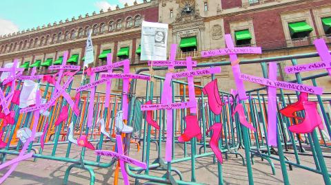 Activistas colocaron cruces rosas en las vallas del Palacio Nacional, en el marco del D�a Internacional de la Eliminaci�n de la Violencia contra la Mujer.