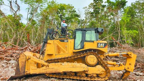 Un grupo de ciclistas recorrieron las obras suspendidas del Tramo 5 del Tren Maya.