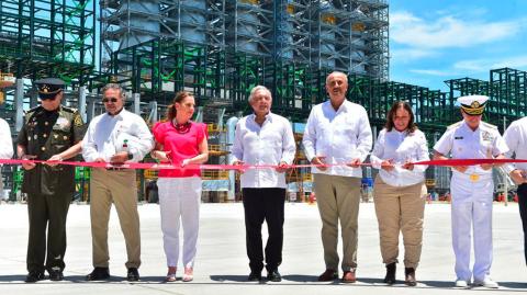 La refinería Olmeca de Dos Bocas, en Paraíso, Tabasco, es una de las grandes apuestas de la actual administración federal con la que se busca conseguir la autosuficiencia en combustibles. Foto EE: Cortesía / Presidencia de México