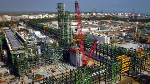 La refinería de Dos Bocas consta de 17 plantas de proceso, 57 tanques y 34 esferas de almacenamiento, además de talleres, cuarto de control, edificios administrativos y de servicios. Foto: Reuters